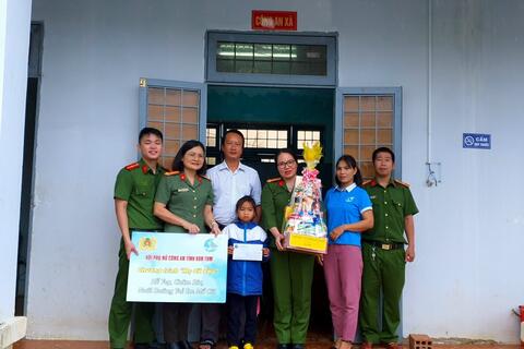 Hội phụ nữ Công an tỉnh Kon Tum thực hiện Chương trình “Mẹ đỡ đầu” trên địa bàn xã Văn Xuôi